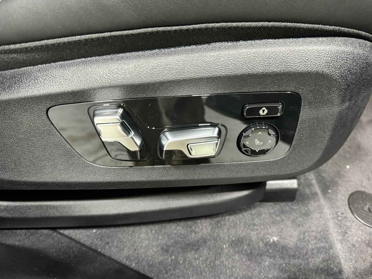 BMW XM Vehicle Full-screen Gallery Image 19