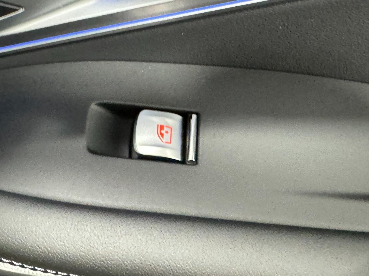 BMW XM Vehicle Full-screen Gallery Image 22