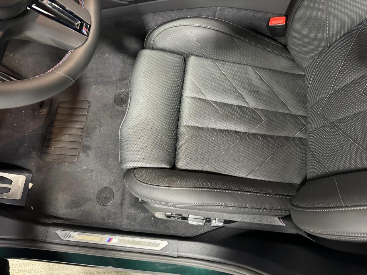 BMW XM Vehicle Full-screen Gallery Image 29