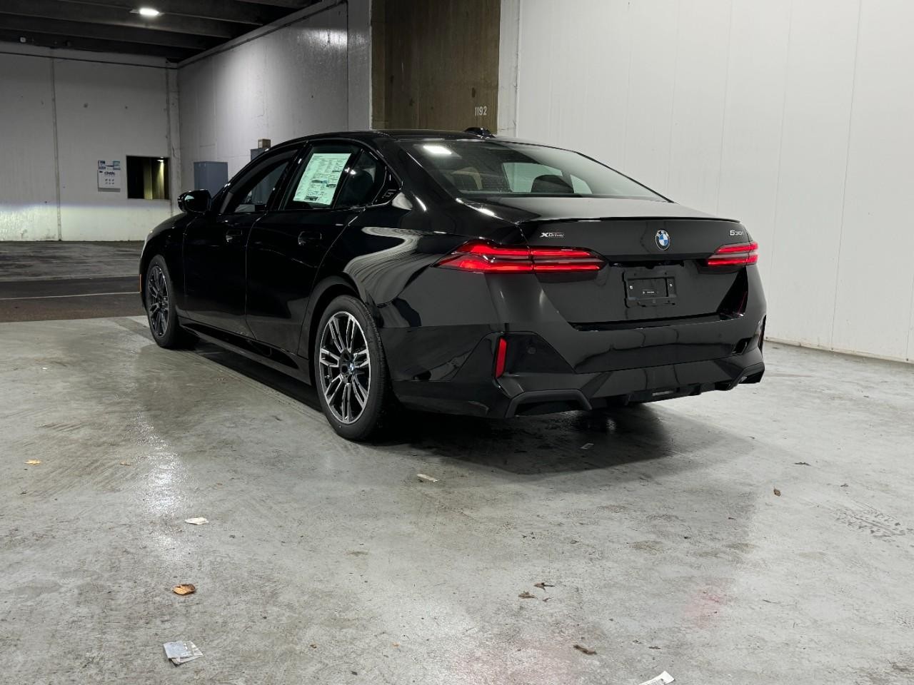 BMW 5 Series Vehicle Full-screen Gallery Image 3