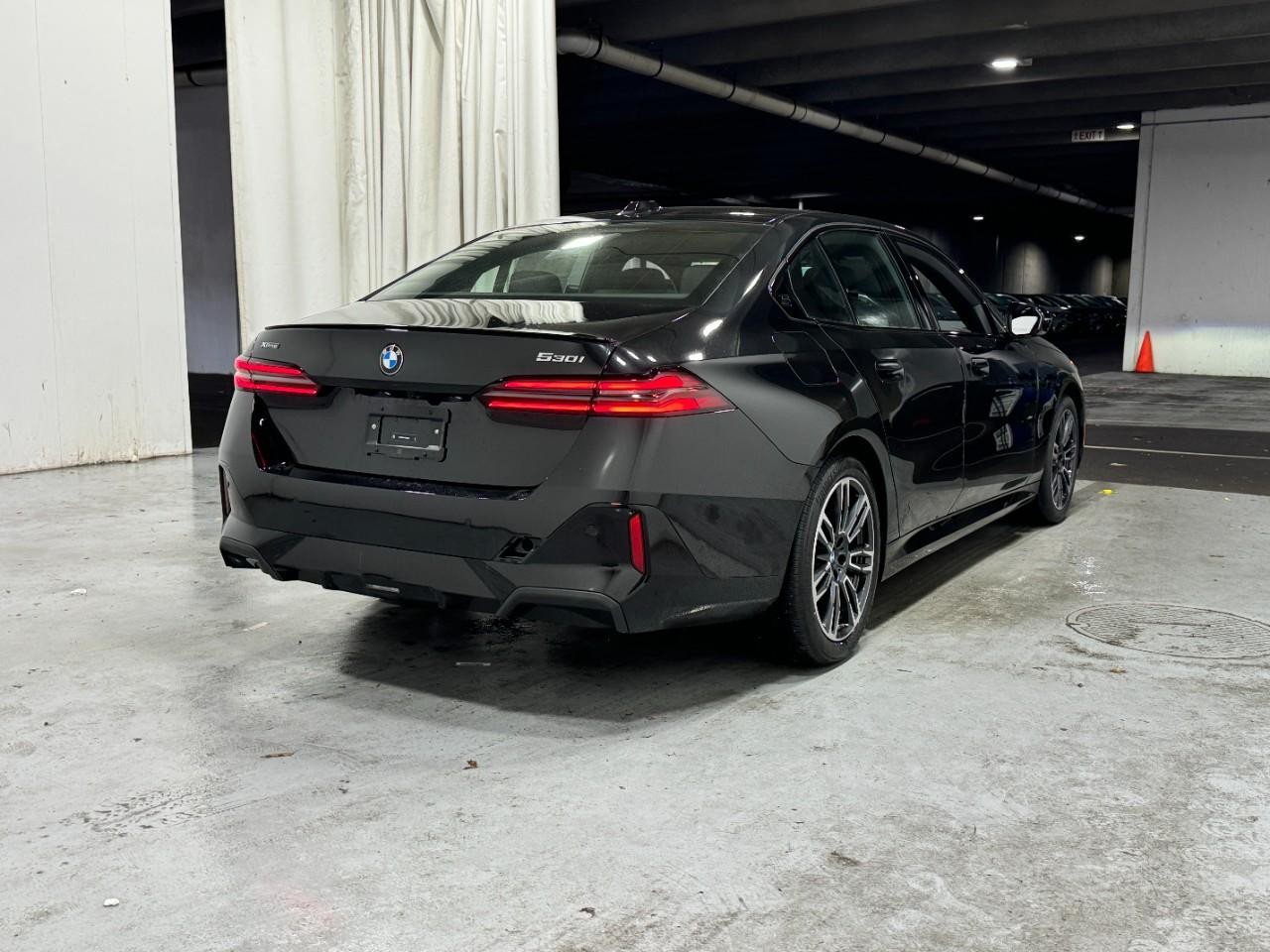 BMW 5 Series Vehicle Full-screen Gallery Image 4