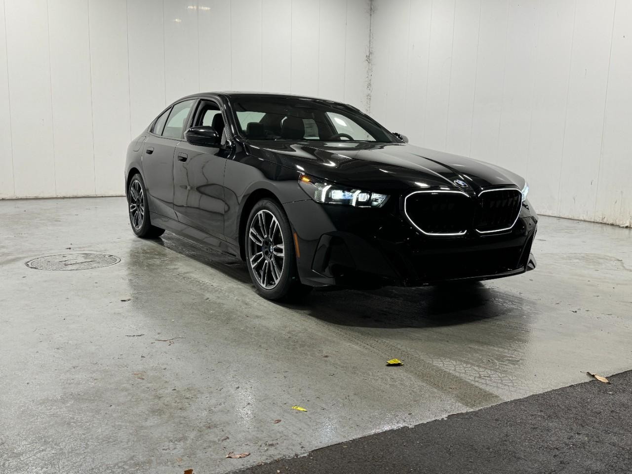 BMW 5 Series Vehicle Full-screen Gallery Image 6