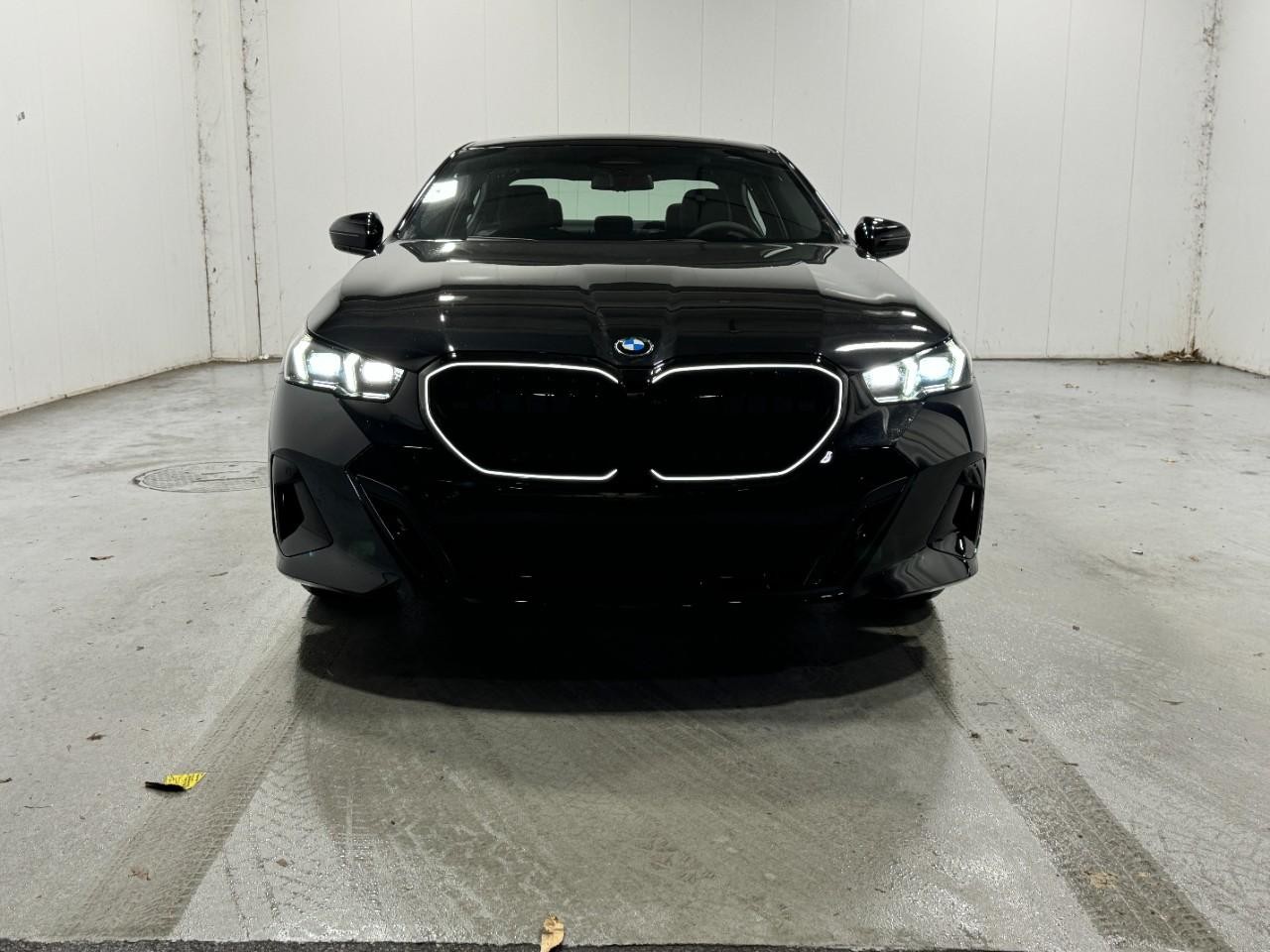 BMW 5 Series Vehicle Full-screen Gallery Image 7