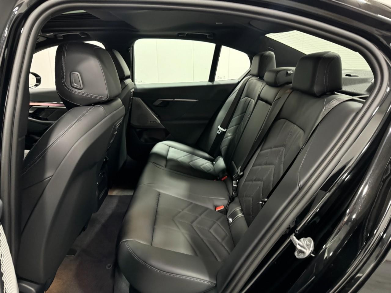 BMW 5 Series Vehicle Full-screen Gallery Image 8