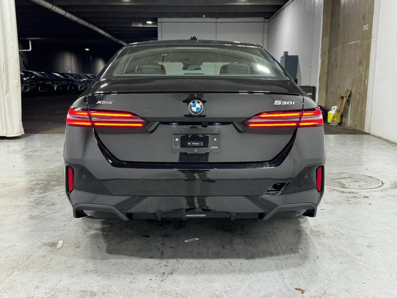 BMW 5 Series Vehicle Full-screen Gallery Image 9