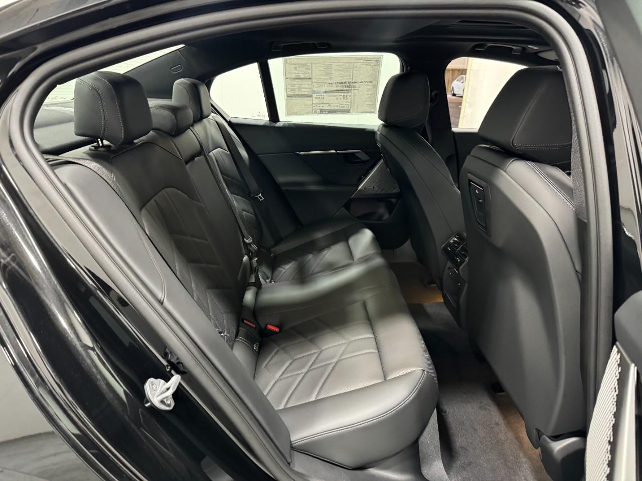 BMW 5 Series Vehicle Full-screen Gallery Image 10