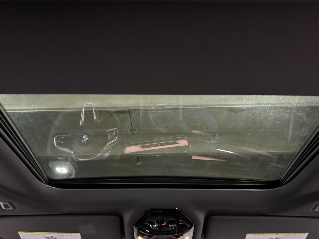 BMW 5 Series Vehicle Full-screen Gallery Image 12