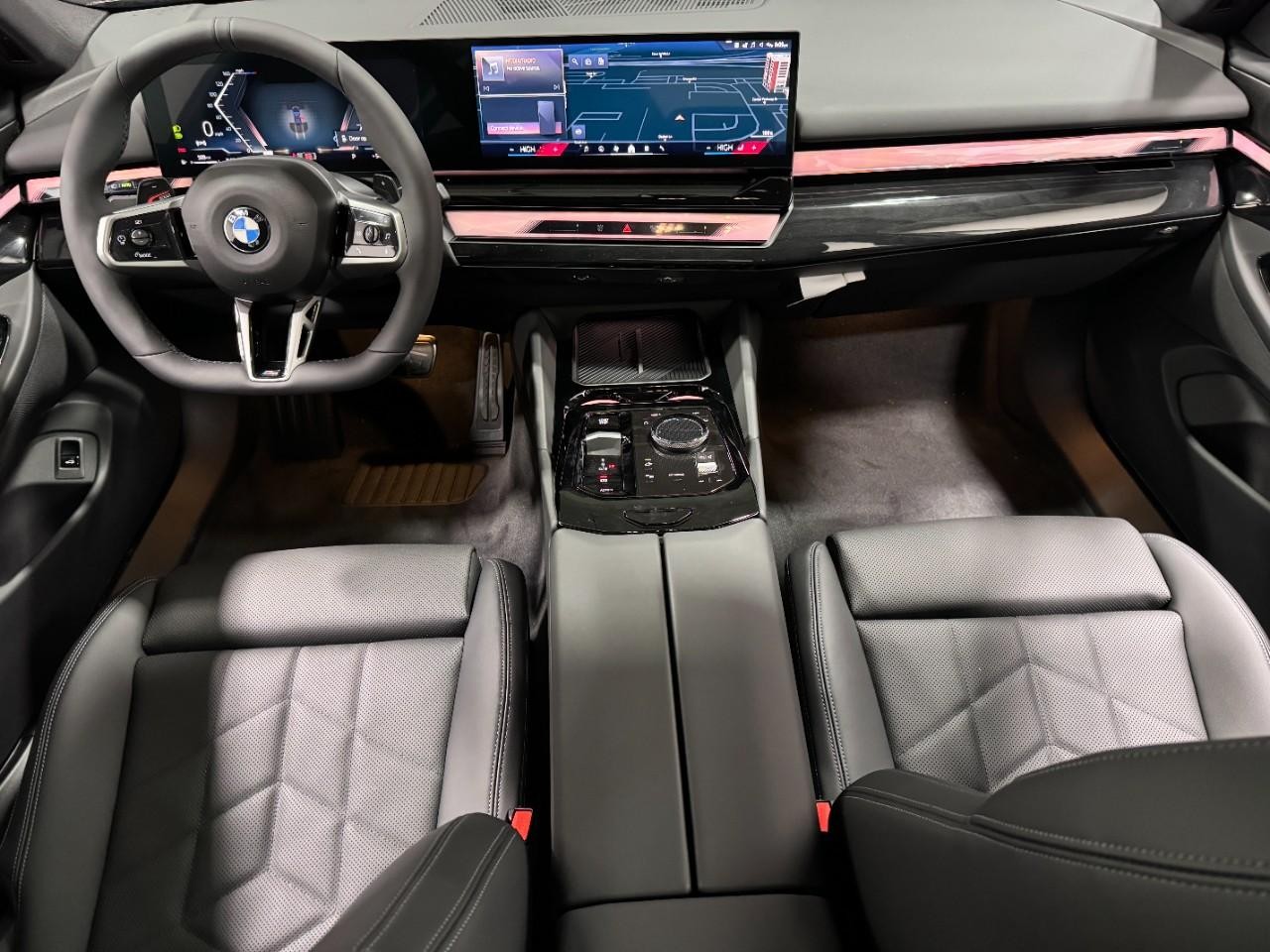 BMW 5 Series Vehicle Full-screen Gallery Image 13