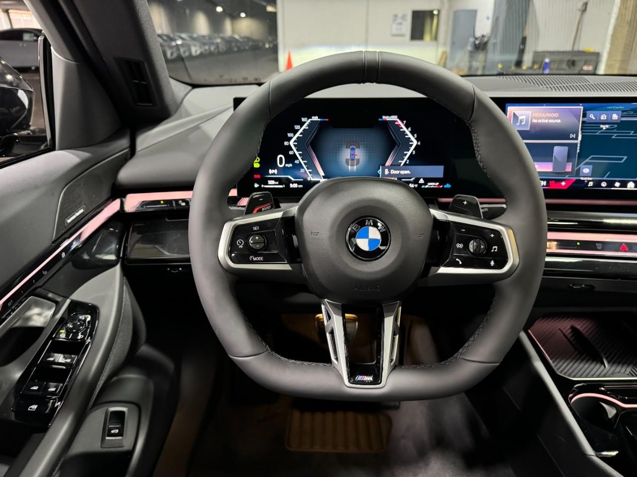 BMW 5 Series Vehicle Full-screen Gallery Image 14