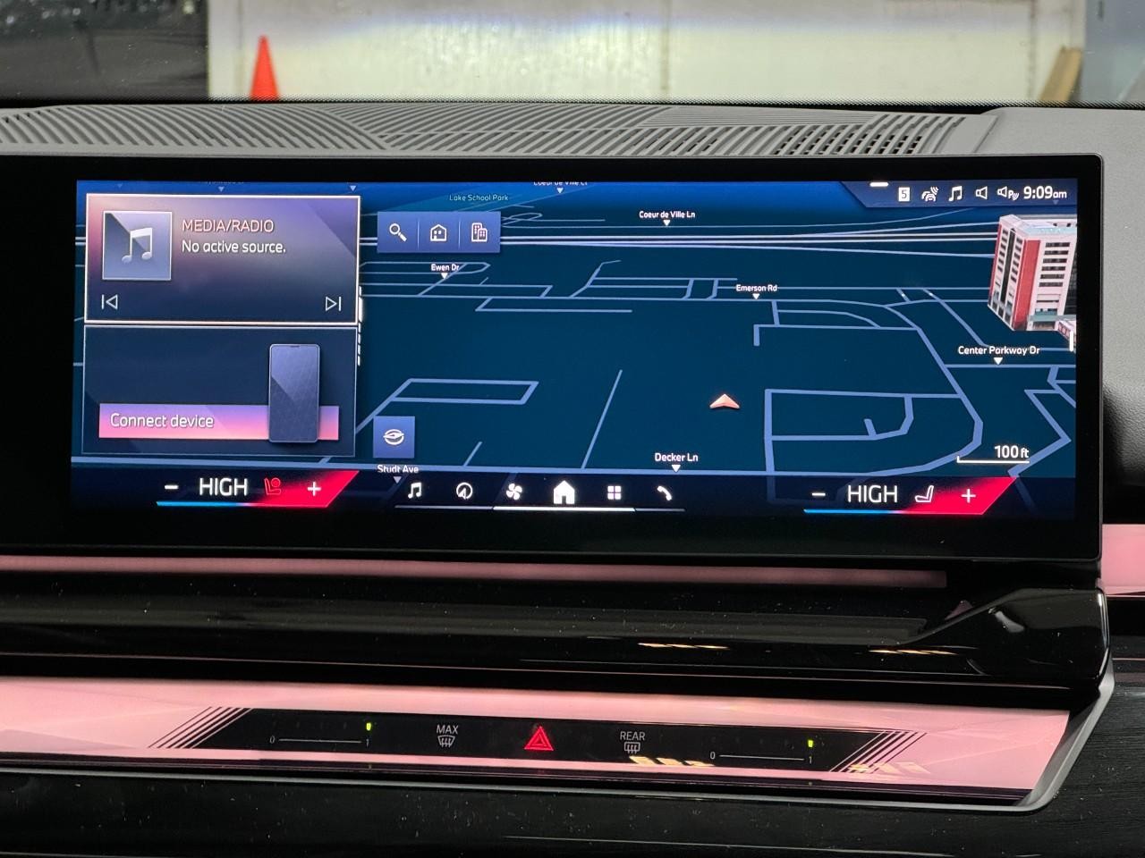 BMW 5 Series Vehicle Full-screen Gallery Image 15