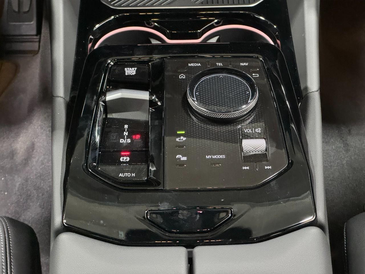 BMW 5 Series Vehicle Full-screen Gallery Image 16