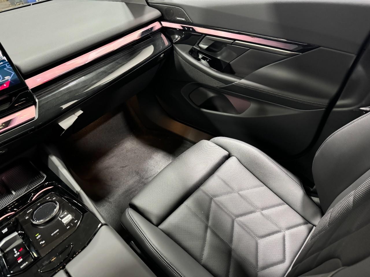 BMW 5 Series Vehicle Full-screen Gallery Image 17