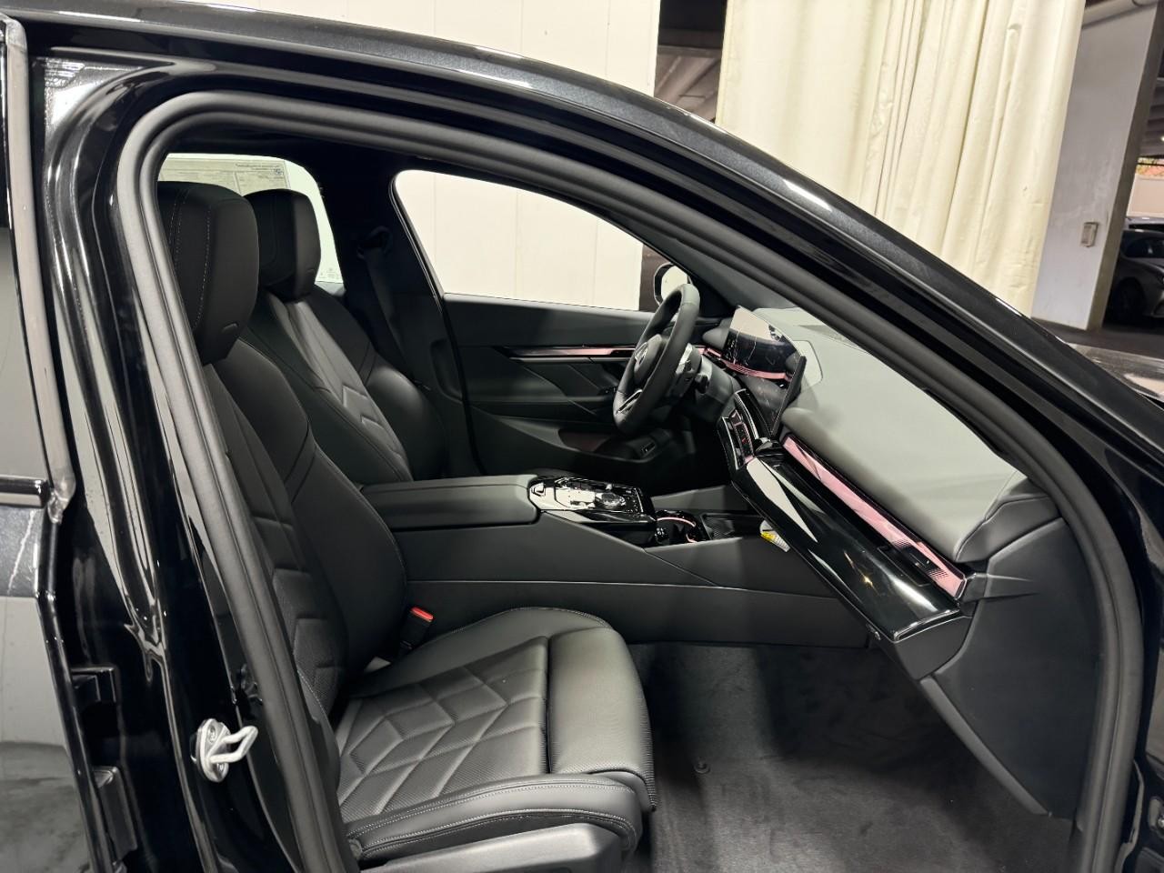 BMW 5 Series Vehicle Full-screen Gallery Image 18