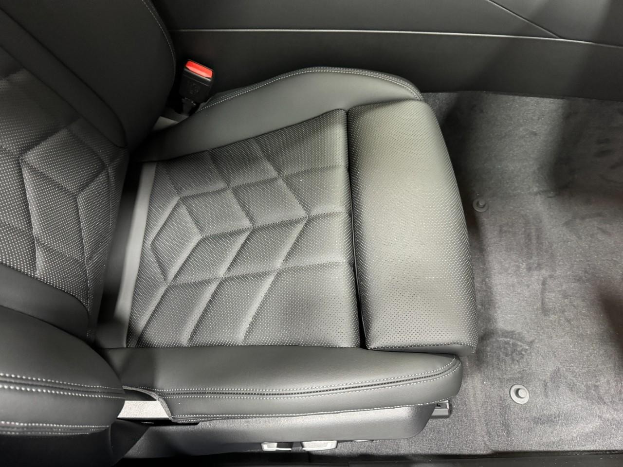 BMW 5 Series Vehicle Full-screen Gallery Image 19