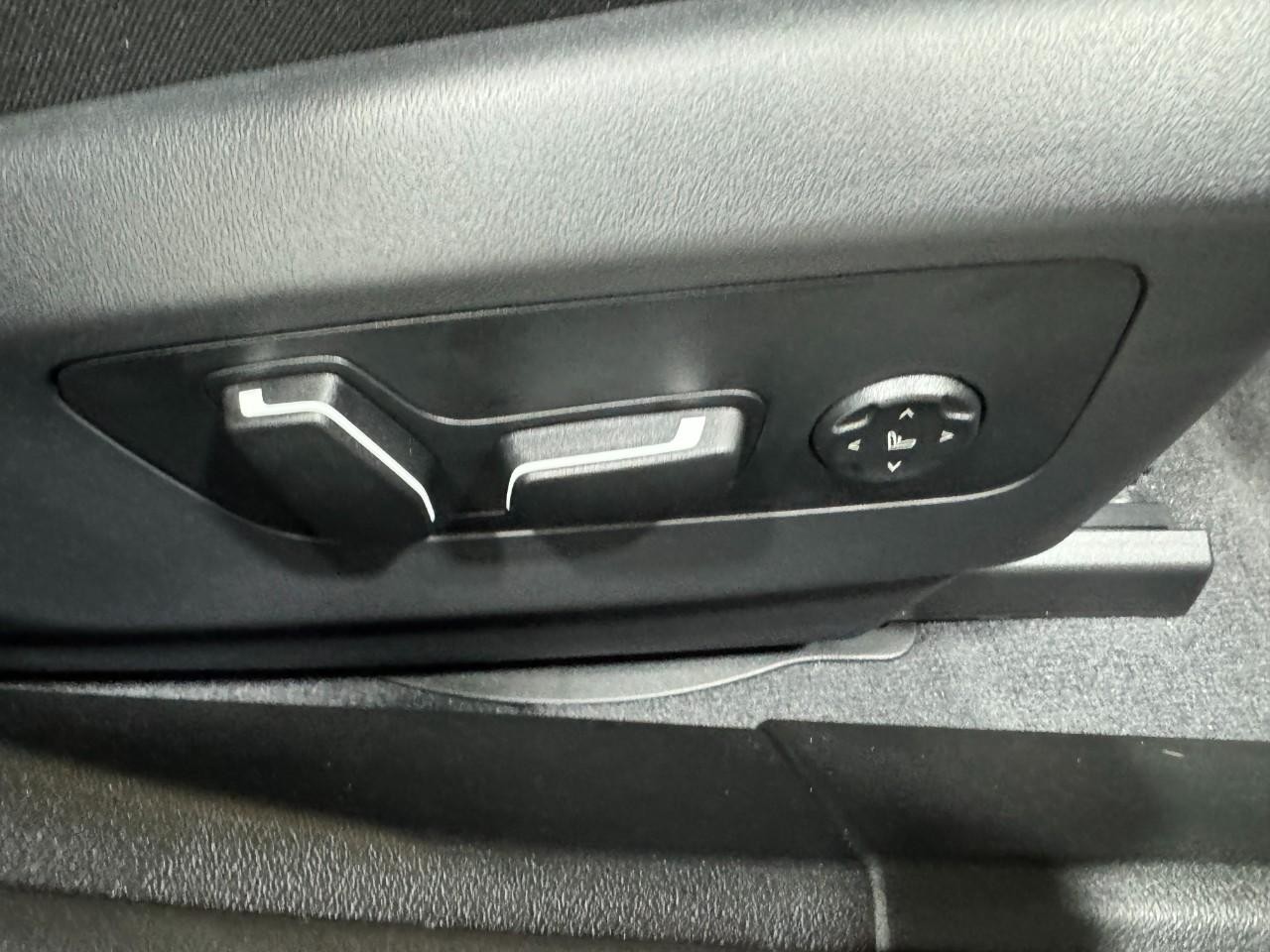 BMW 5 Series Vehicle Full-screen Gallery Image 20