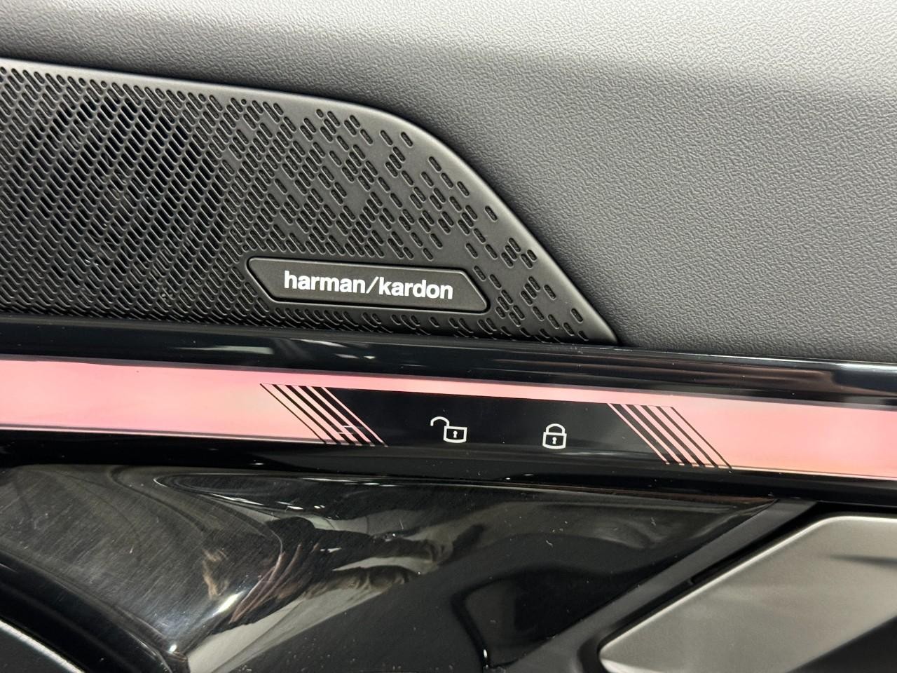 BMW 5 Series Vehicle Full-screen Gallery Image 21