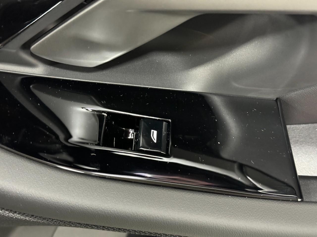 BMW 5 Series Vehicle Full-screen Gallery Image 22