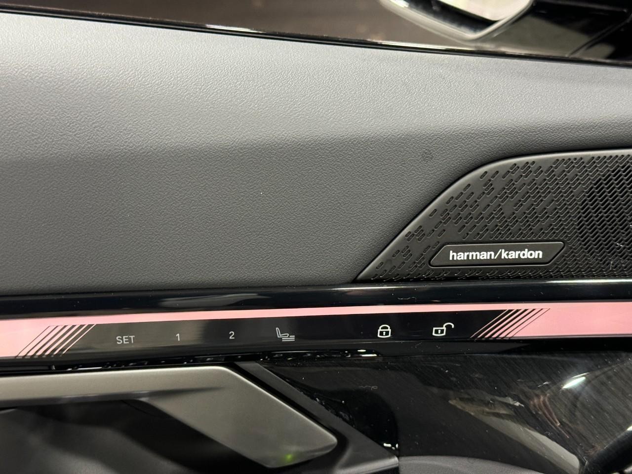 BMW 5 Series Vehicle Full-screen Gallery Image 23