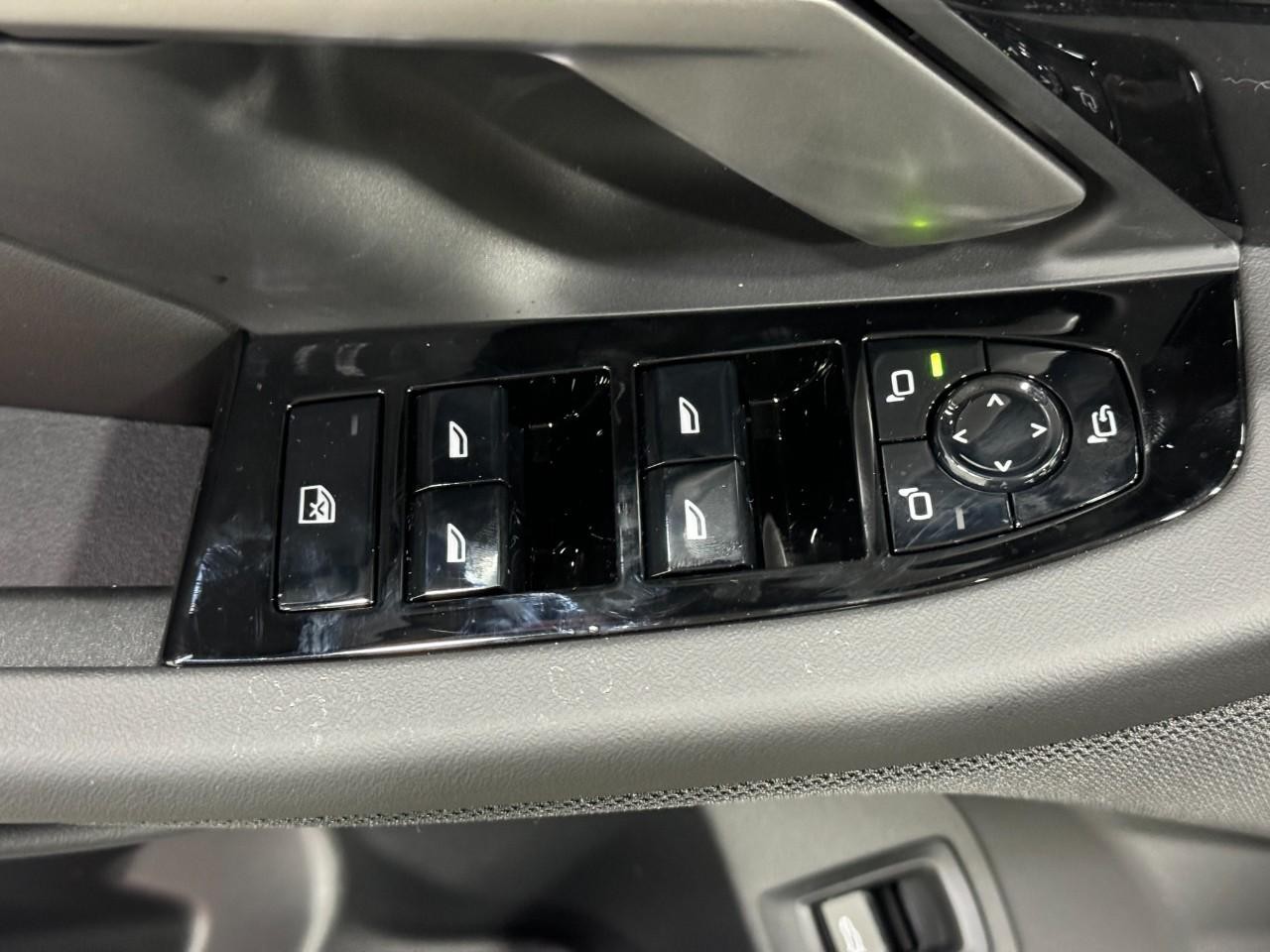 BMW 5 Series Vehicle Full-screen Gallery Image 24