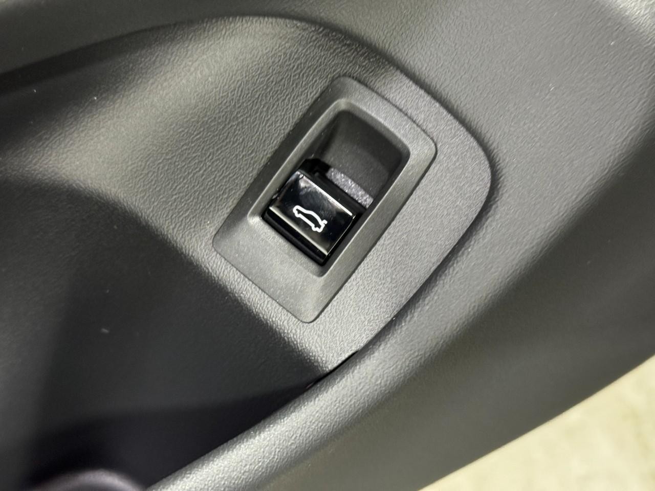 BMW 5 Series Vehicle Full-screen Gallery Image 25