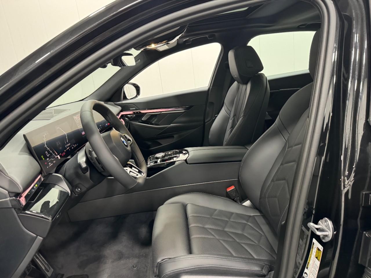 BMW 5 Series Vehicle Full-screen Gallery Image 26