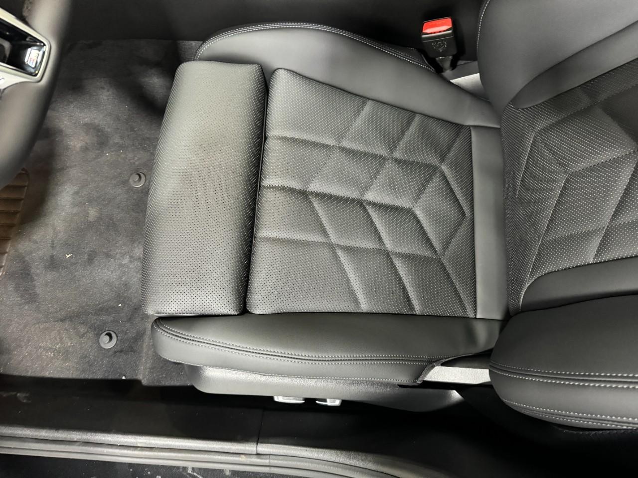 BMW 5 Series Vehicle Full-screen Gallery Image 27