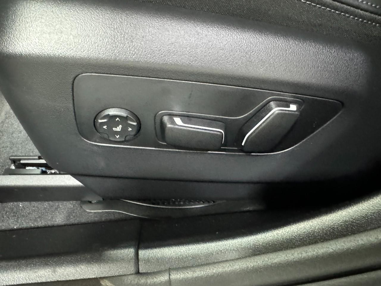 BMW 5 Series Vehicle Full-screen Gallery Image 28