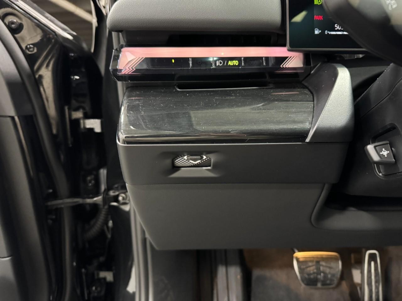 BMW 5 Series Vehicle Full-screen Gallery Image 29