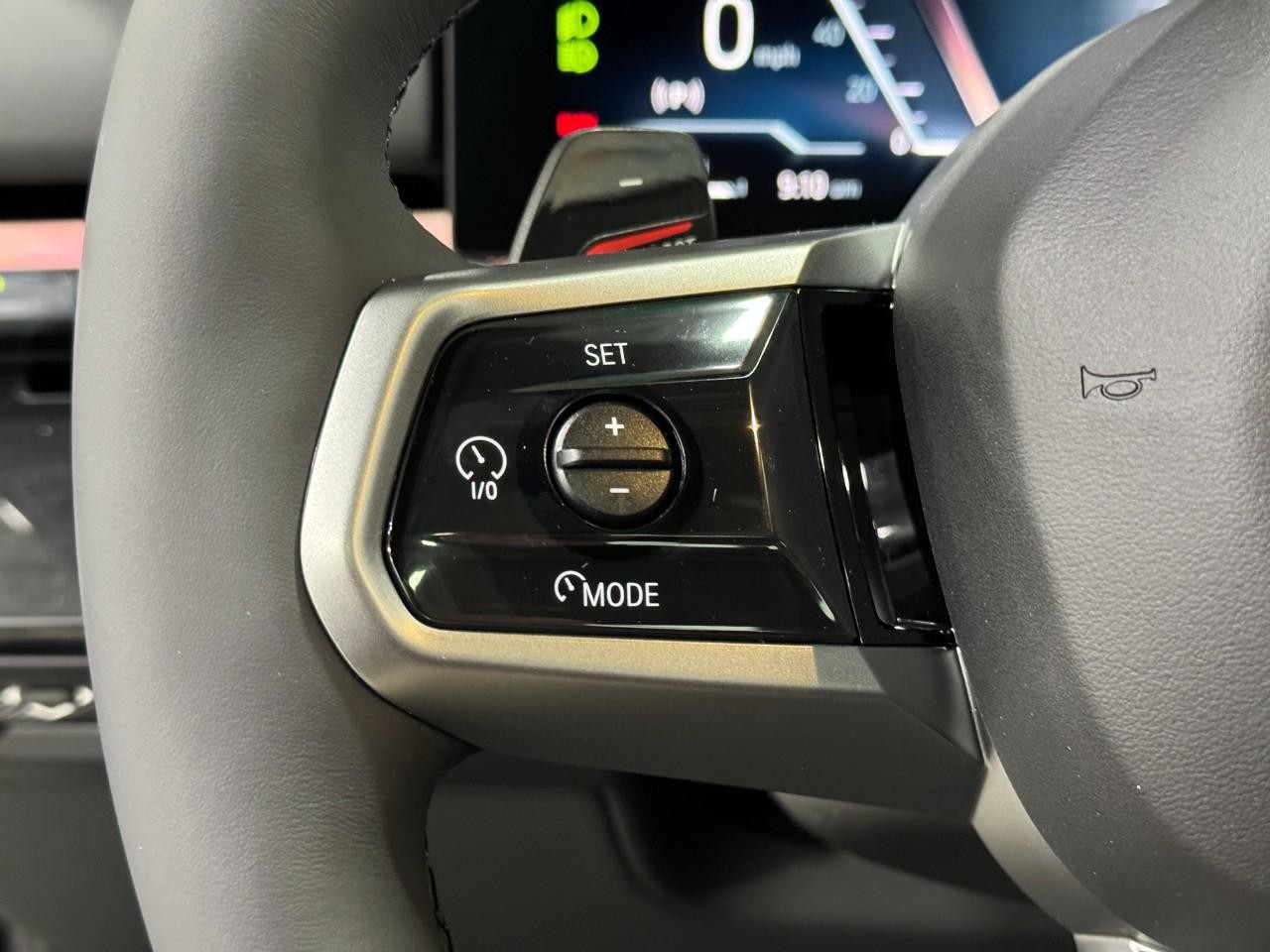 BMW 5 Series Vehicle Full-screen Gallery Image 30