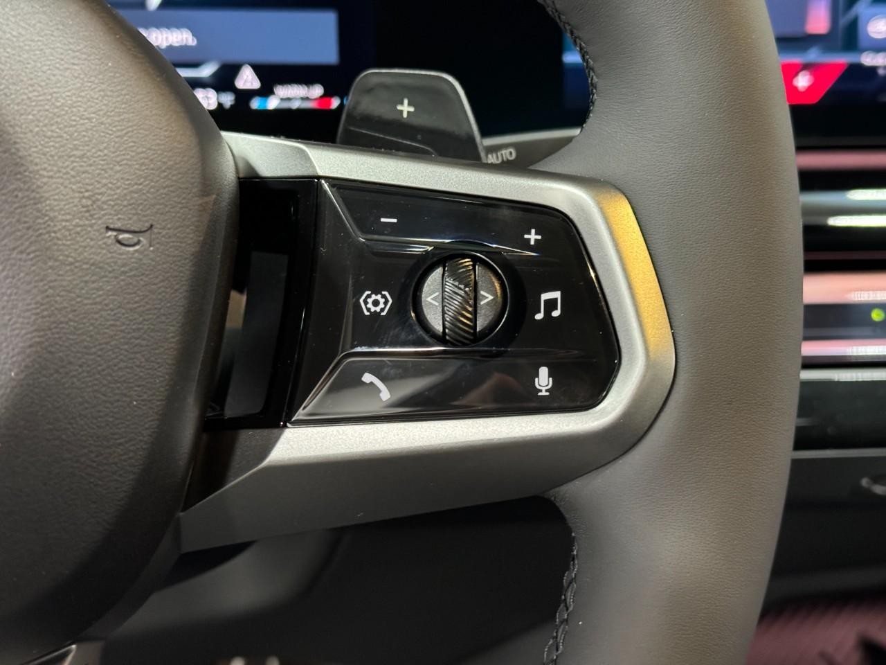 BMW 5 Series Vehicle Full-screen Gallery Image 31