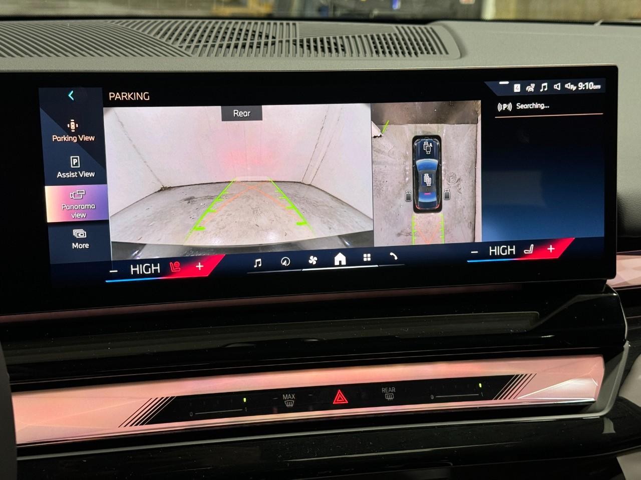 BMW 5 Series Vehicle Full-screen Gallery Image 33