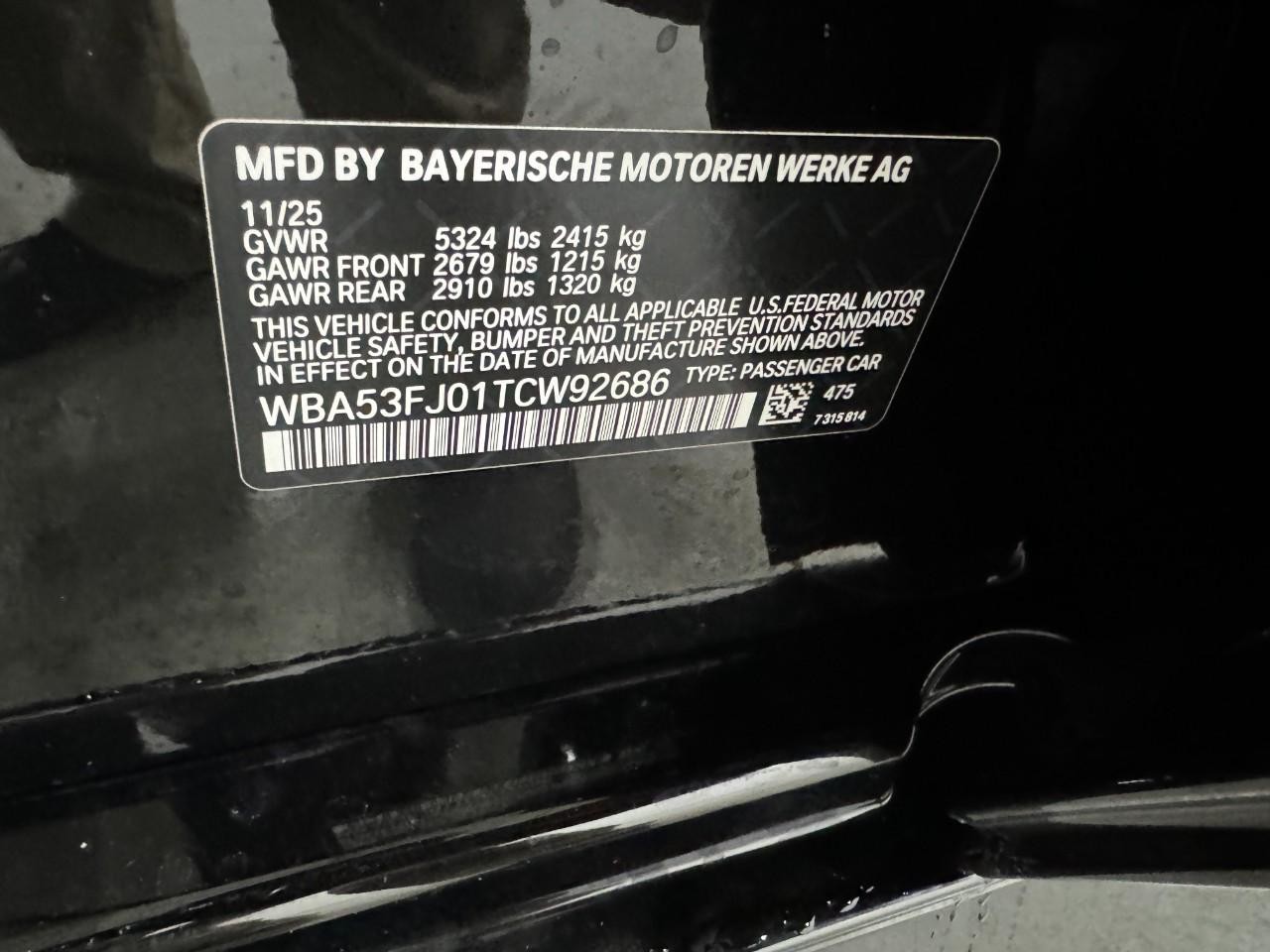 BMW 5 Series Vehicle Full-screen Gallery Image 34