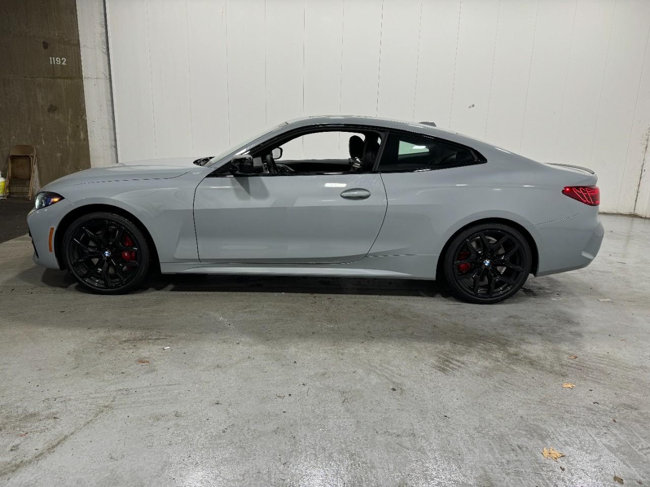 BMW 4 Series Vehicle Full-screen Gallery Image 2