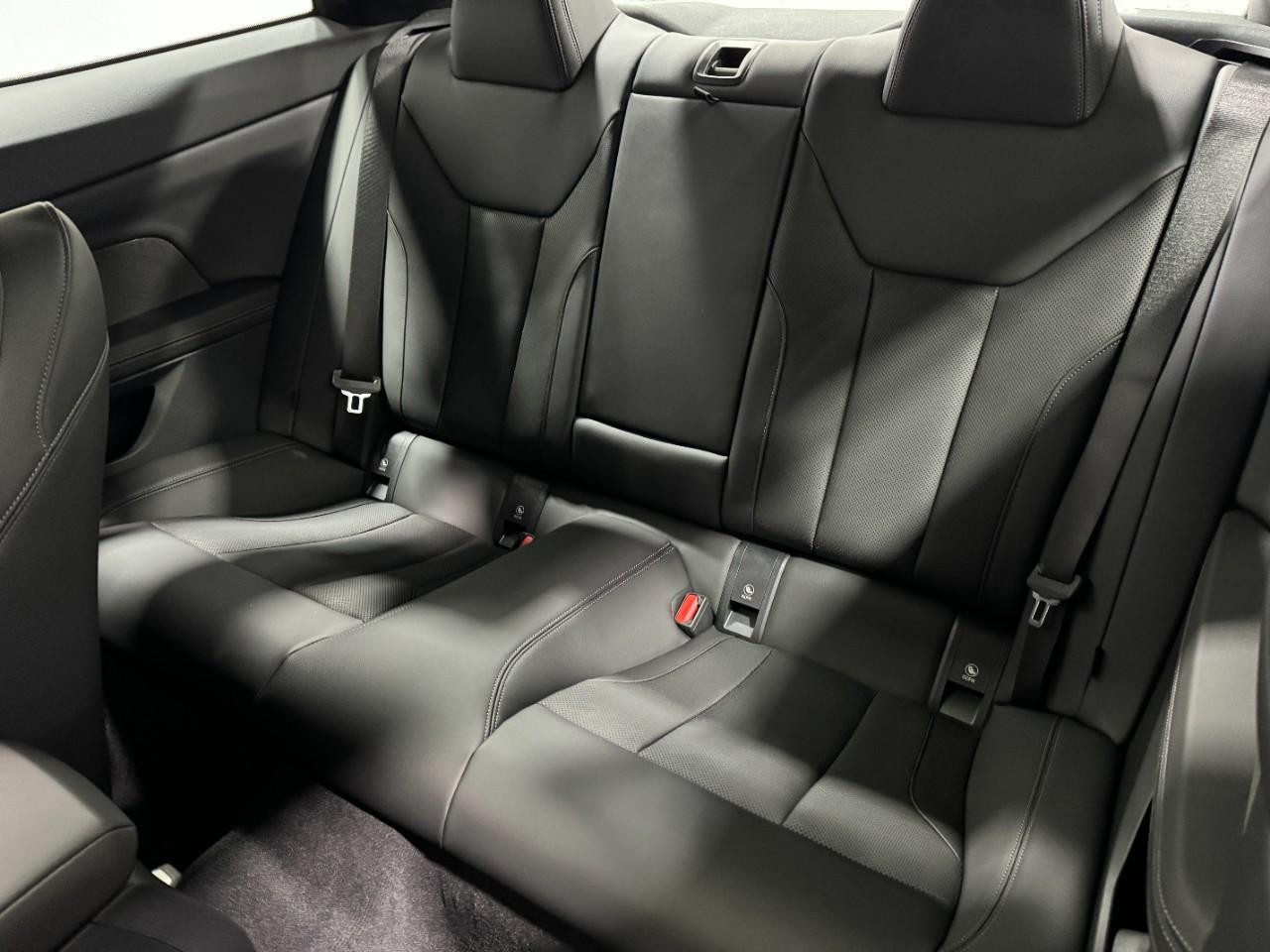 BMW 4 Series Vehicle Full-screen Gallery Image 8