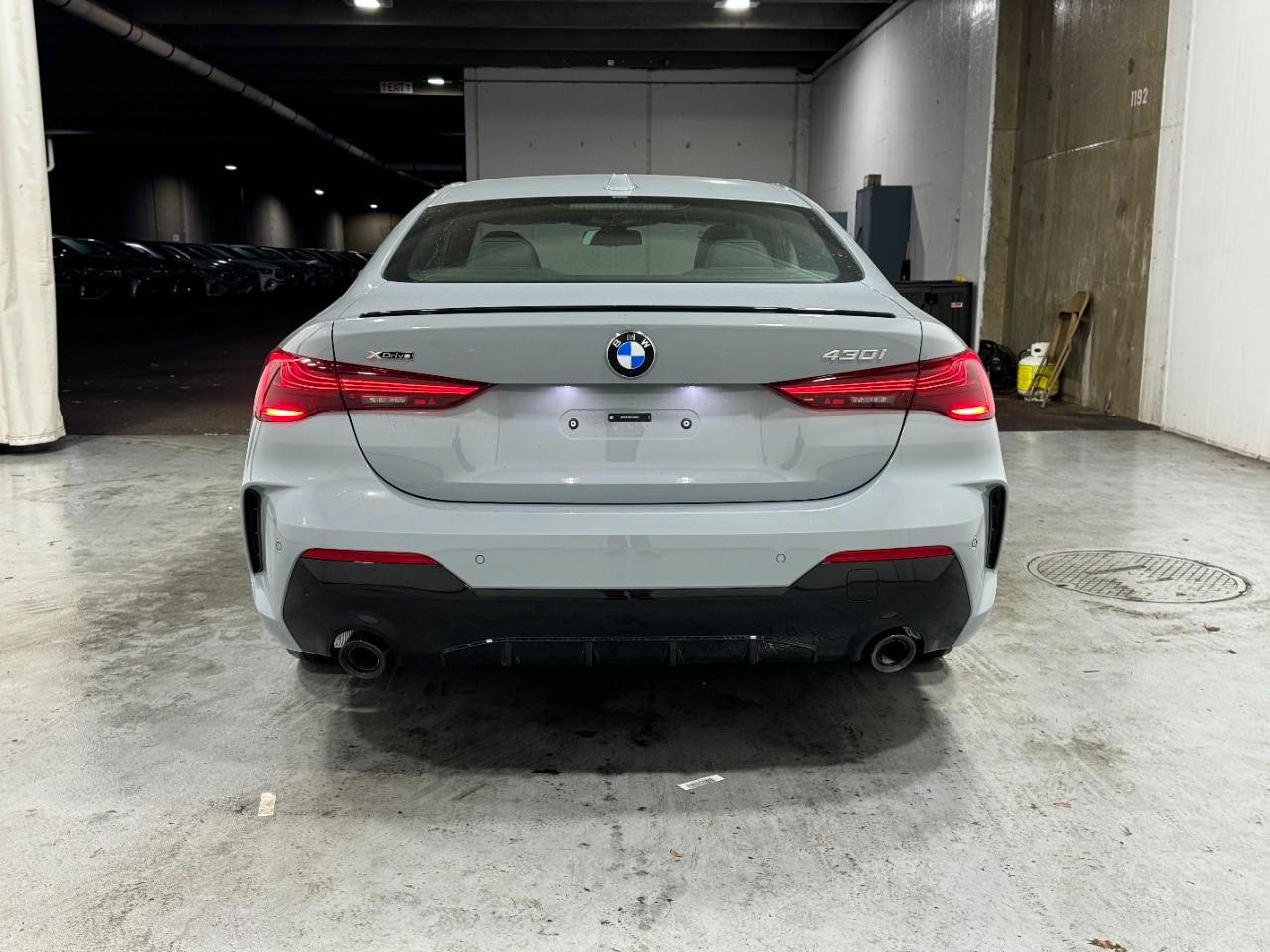 BMW 4 Series Vehicle Full-screen Gallery Image 9