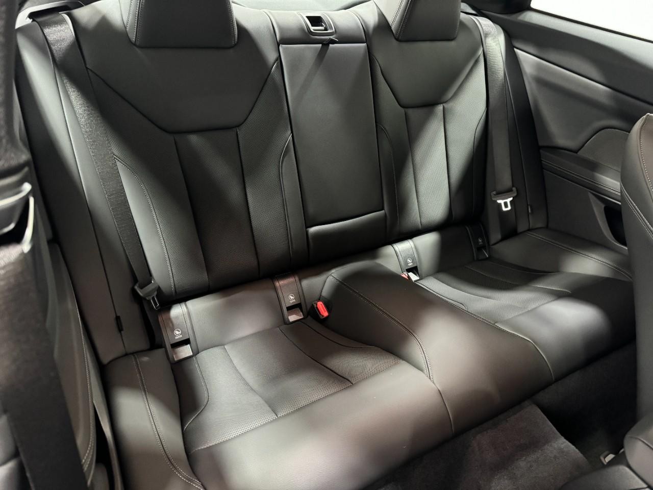 BMW 4 Series Vehicle Full-screen Gallery Image 10