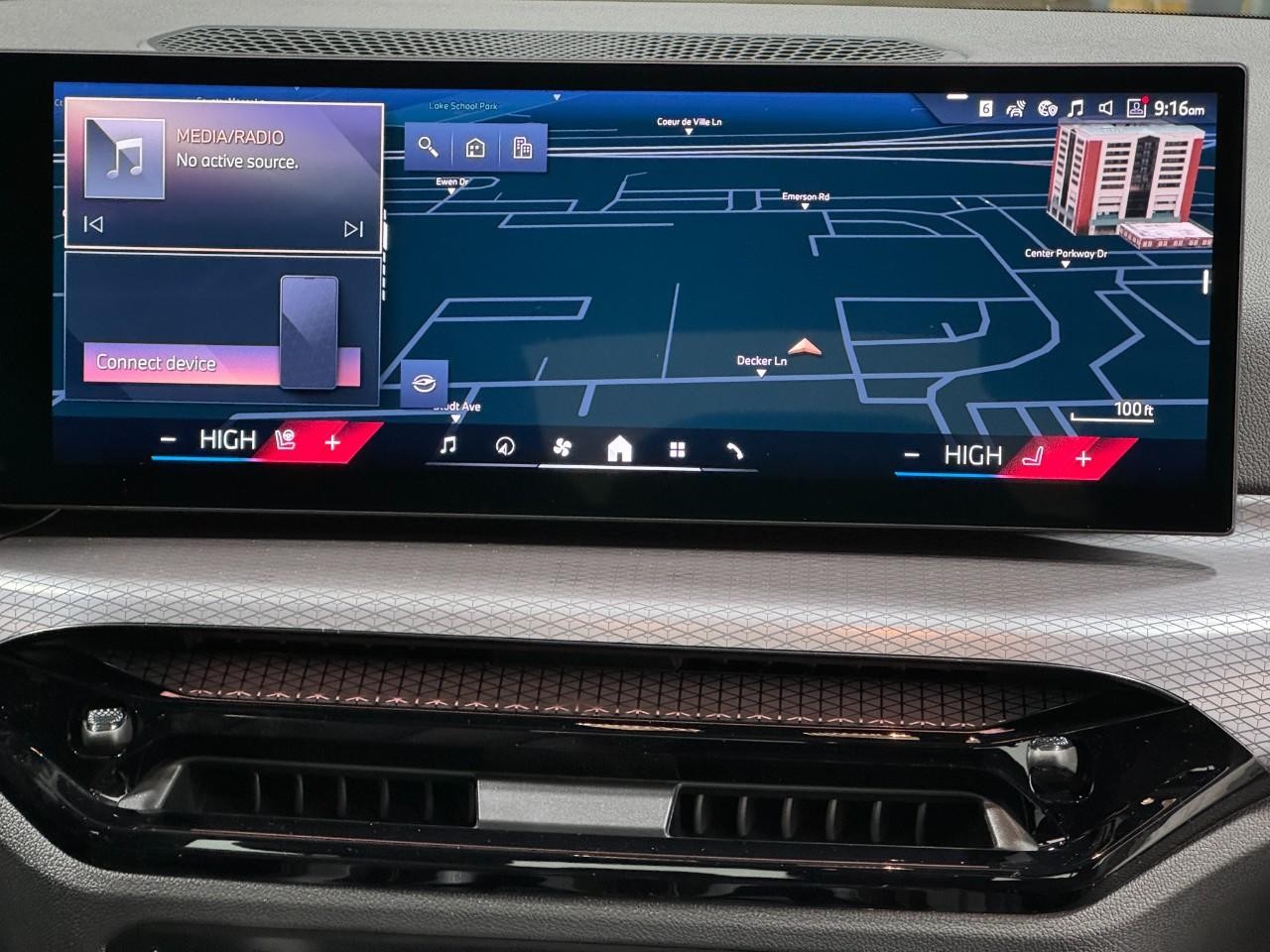 BMW 4 Series Vehicle Full-screen Gallery Image 14