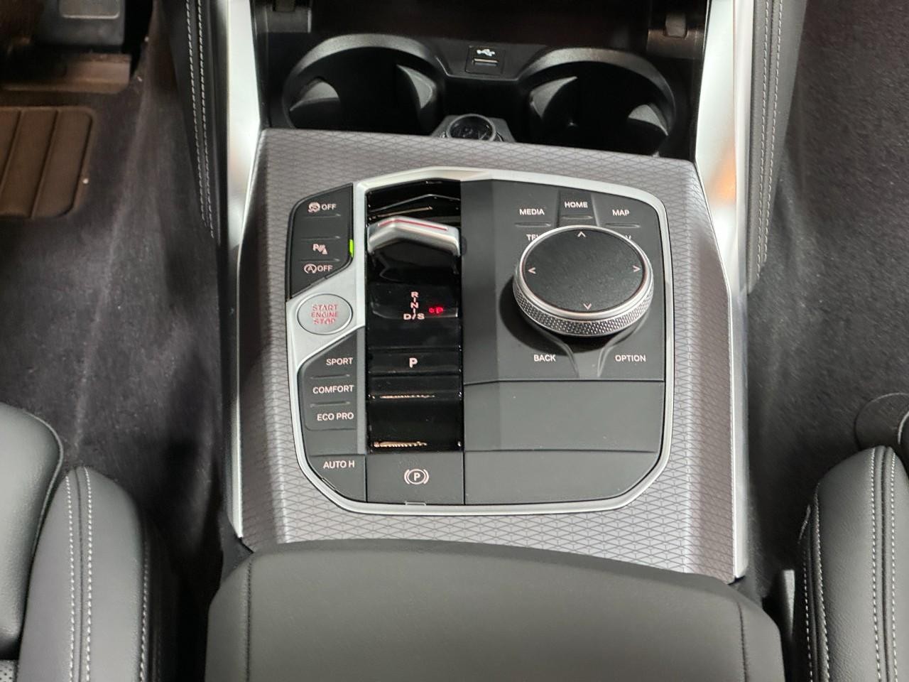 BMW 4 Series Vehicle Full-screen Gallery Image 15