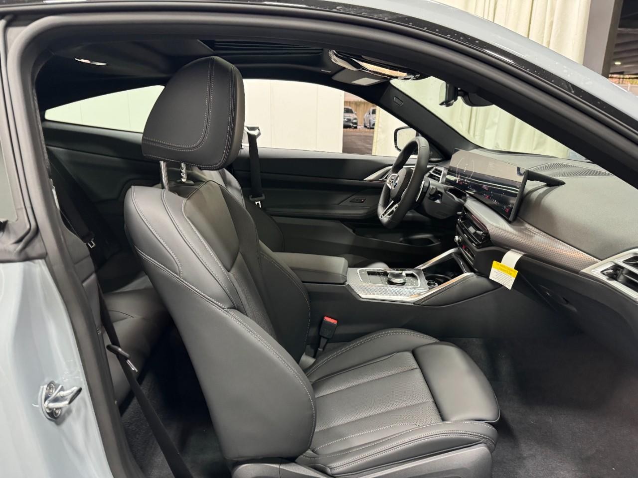 BMW 4 Series Vehicle Full-screen Gallery Image 17