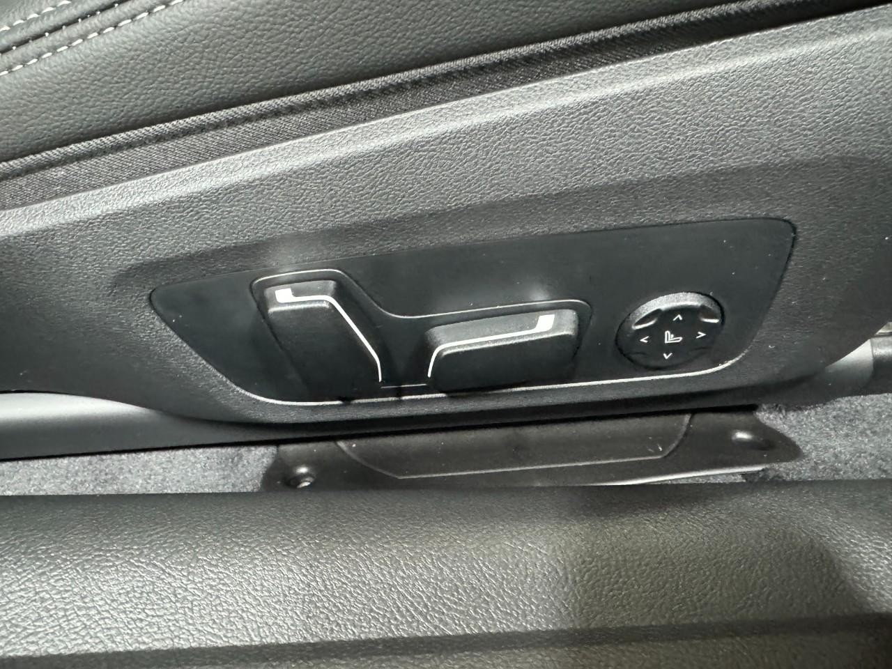 BMW 4 Series Vehicle Full-screen Gallery Image 19