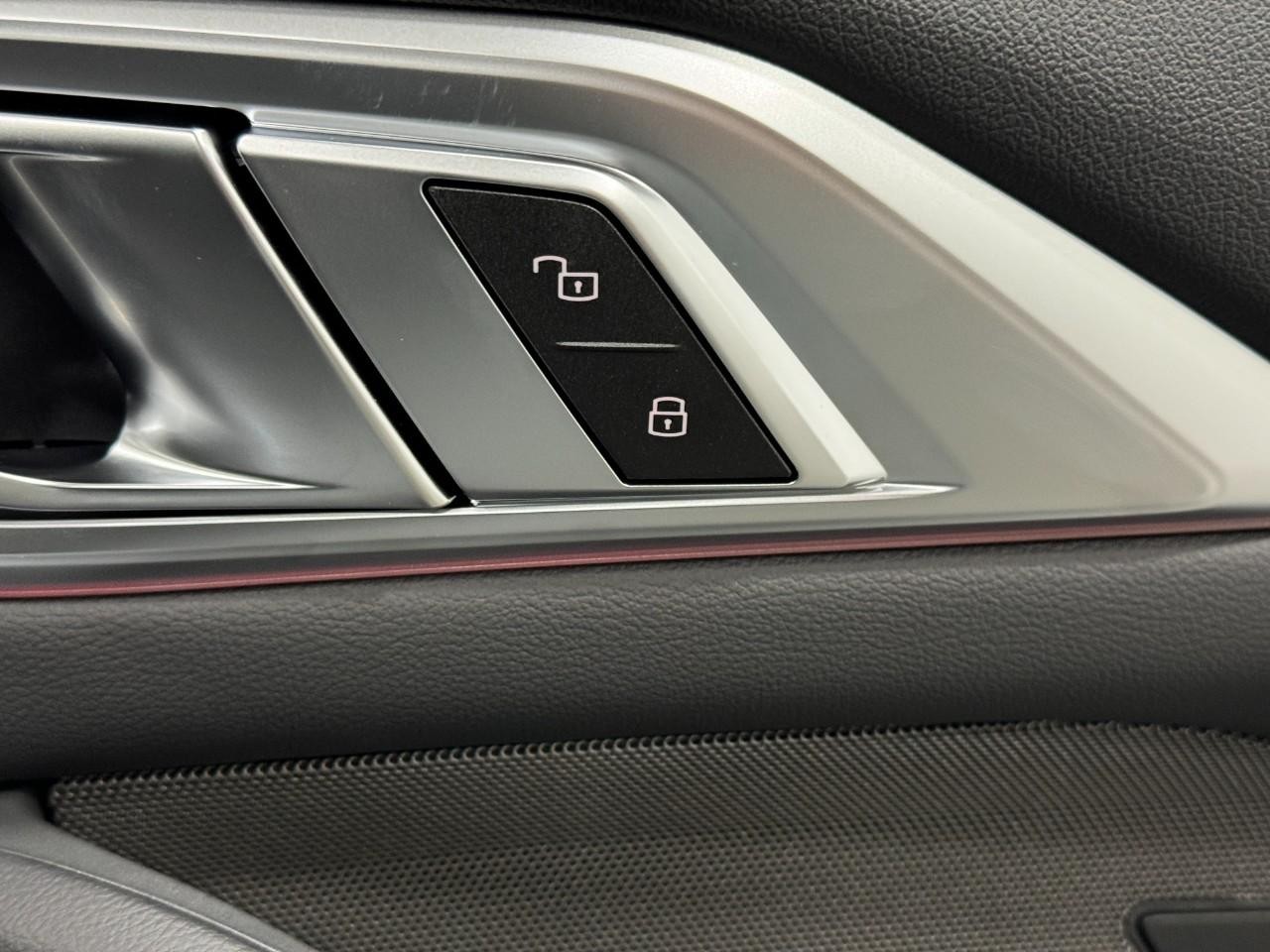 BMW 4 Series Vehicle Full-screen Gallery Image 20