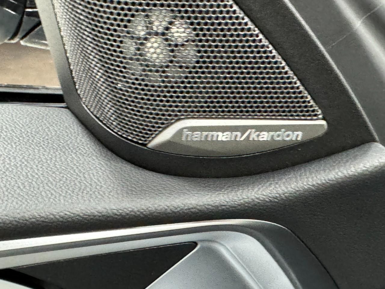 BMW 4 Series Vehicle Full-screen Gallery Image 22