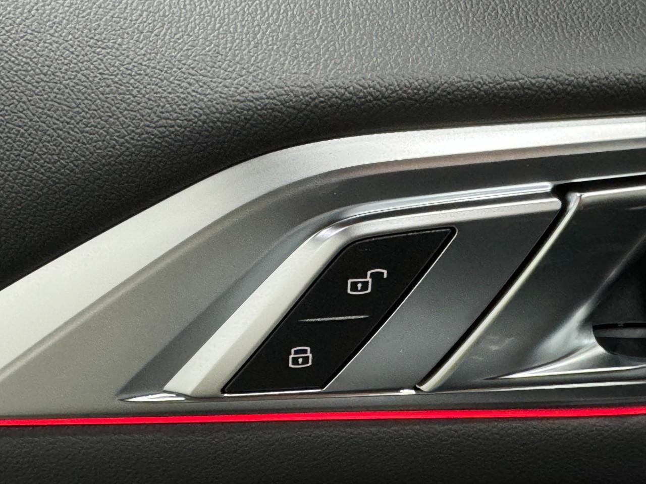 BMW 4 Series Vehicle Full-screen Gallery Image 23