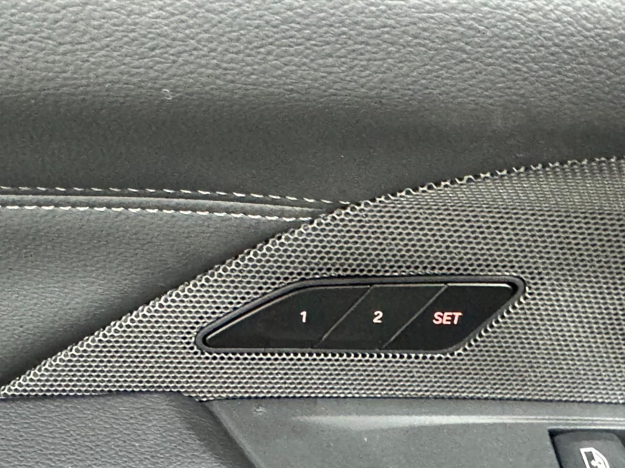 BMW 4 Series Vehicle Full-screen Gallery Image 24