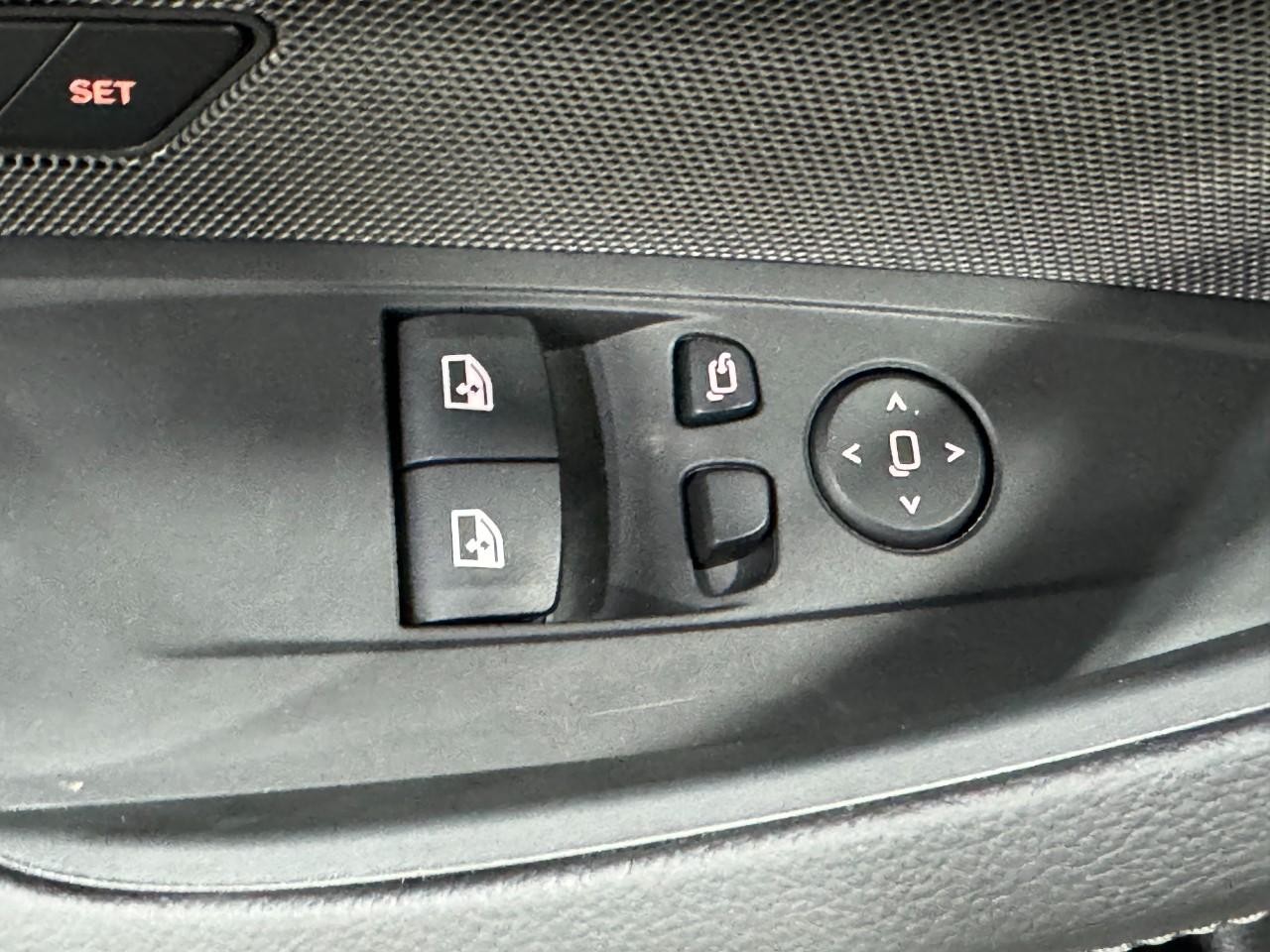 BMW 4 Series Vehicle Full-screen Gallery Image 25