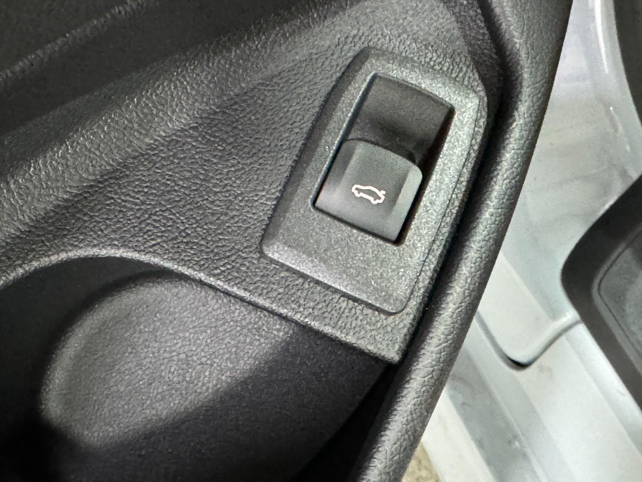 BMW 4 Series Vehicle Full-screen Gallery Image 26