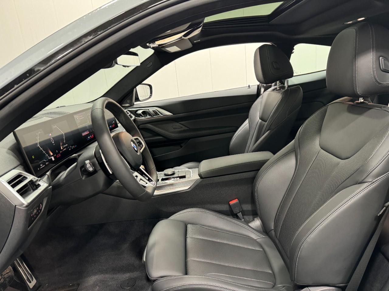 BMW 4 Series Vehicle Full-screen Gallery Image 27