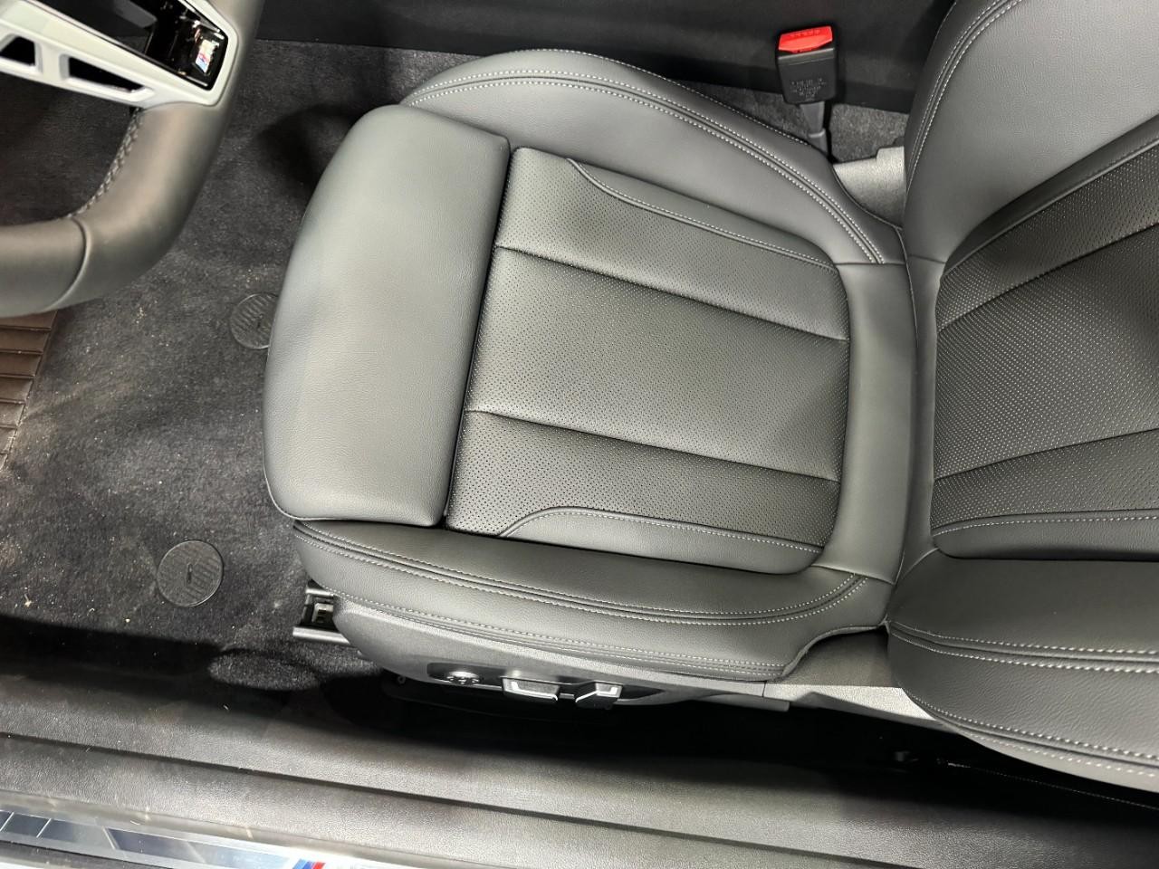 BMW 4 Series Vehicle Full-screen Gallery Image 28