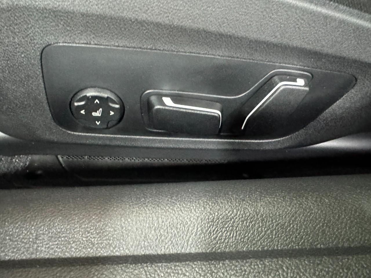 BMW 4 Series Vehicle Full-screen Gallery Image 29