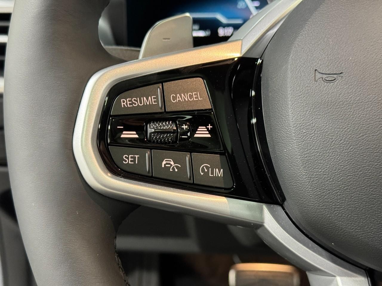 BMW 4 Series Vehicle Full-screen Gallery Image 31